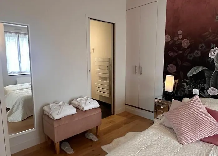 De Charme Avec Piscine Partagée Et Confort Inclus - Fr-1-497-199